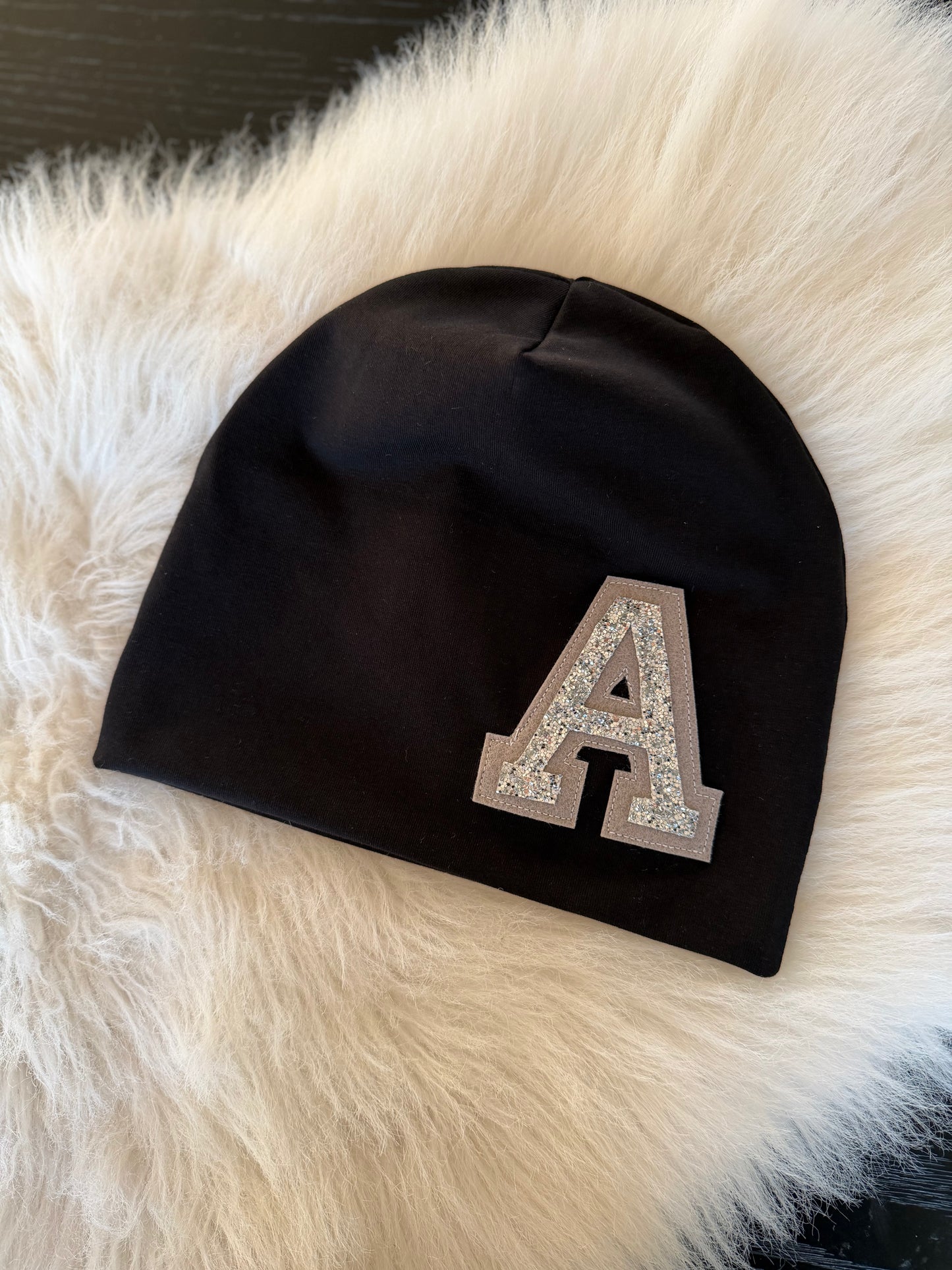Svart Mössa med initial i glitter