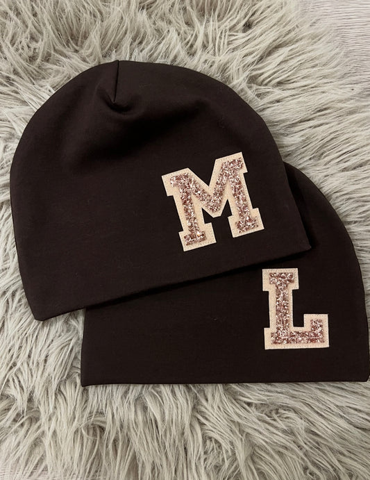 Mössa med initial i glitter