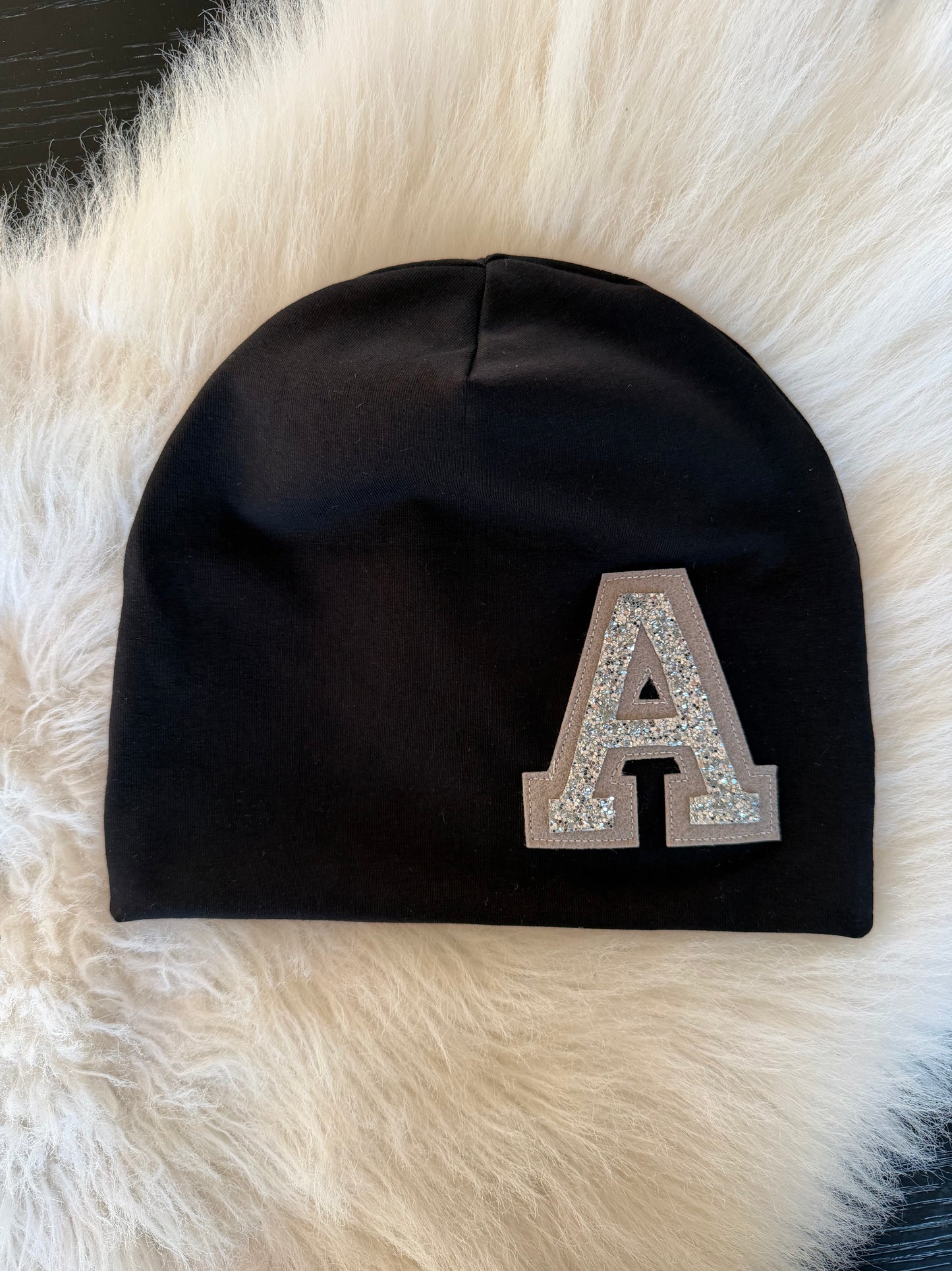 Svart Mössa med initial i glitter