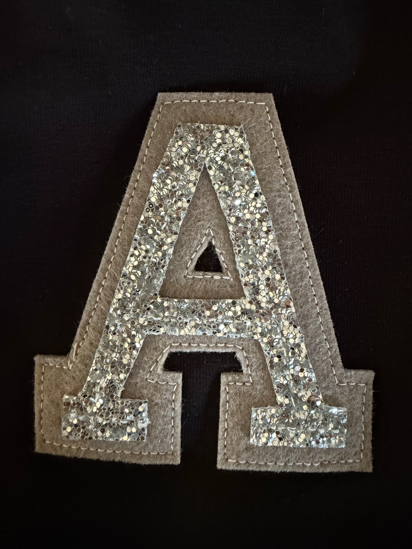 Svart Mössa med initial i glitter